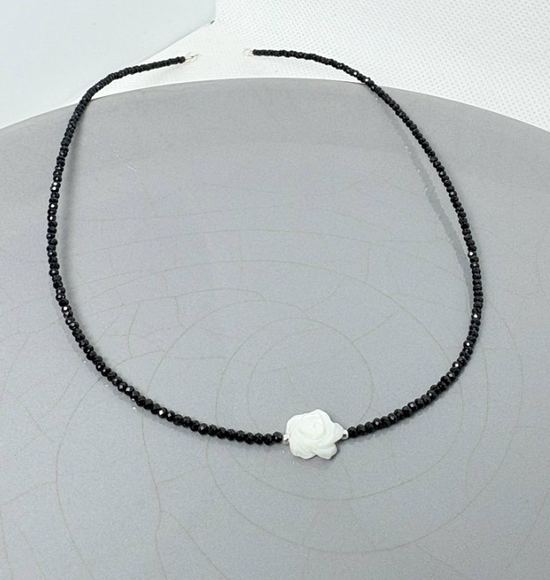 Colier turmalina neagra si pandantiv trandafir din sidef.  - bijuterii - coliere - coliere din pietre semiprețioase - Artynos.ro