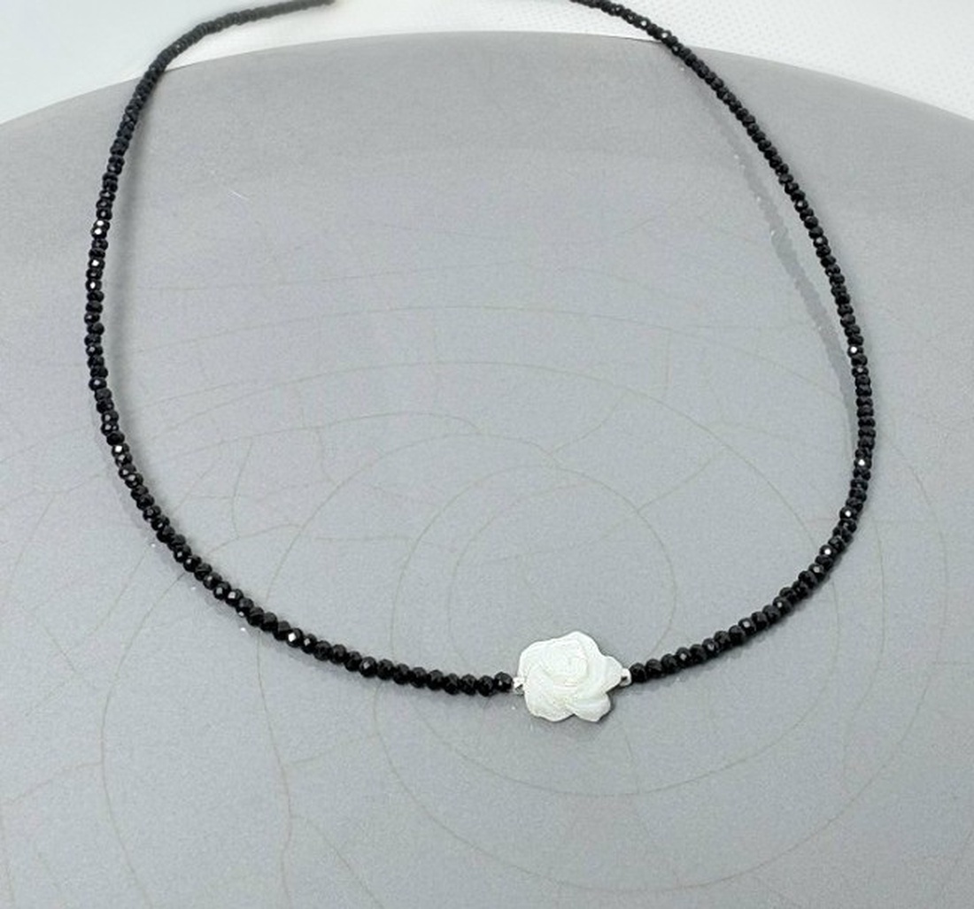 Colier turmalina neagra si pandantiv trandafir din sidef.  - bijuterii - coliere - coliere din pietre semiprețioase - Artynos.ro