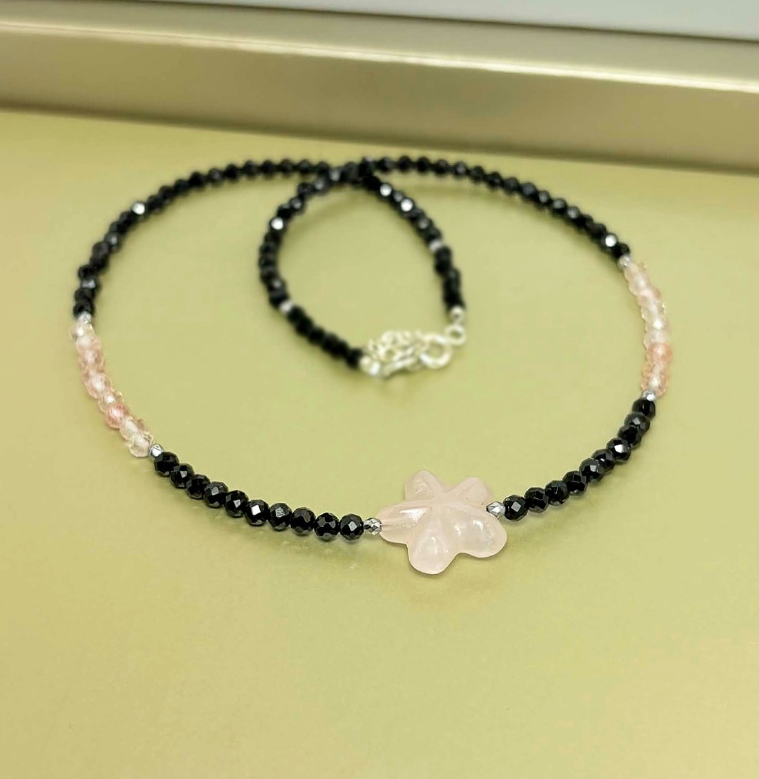 Colier cuart strawberry si turmalina neagra  - bijuterii - coliere - coliere din pietre semiprețioase - Artynos.ro