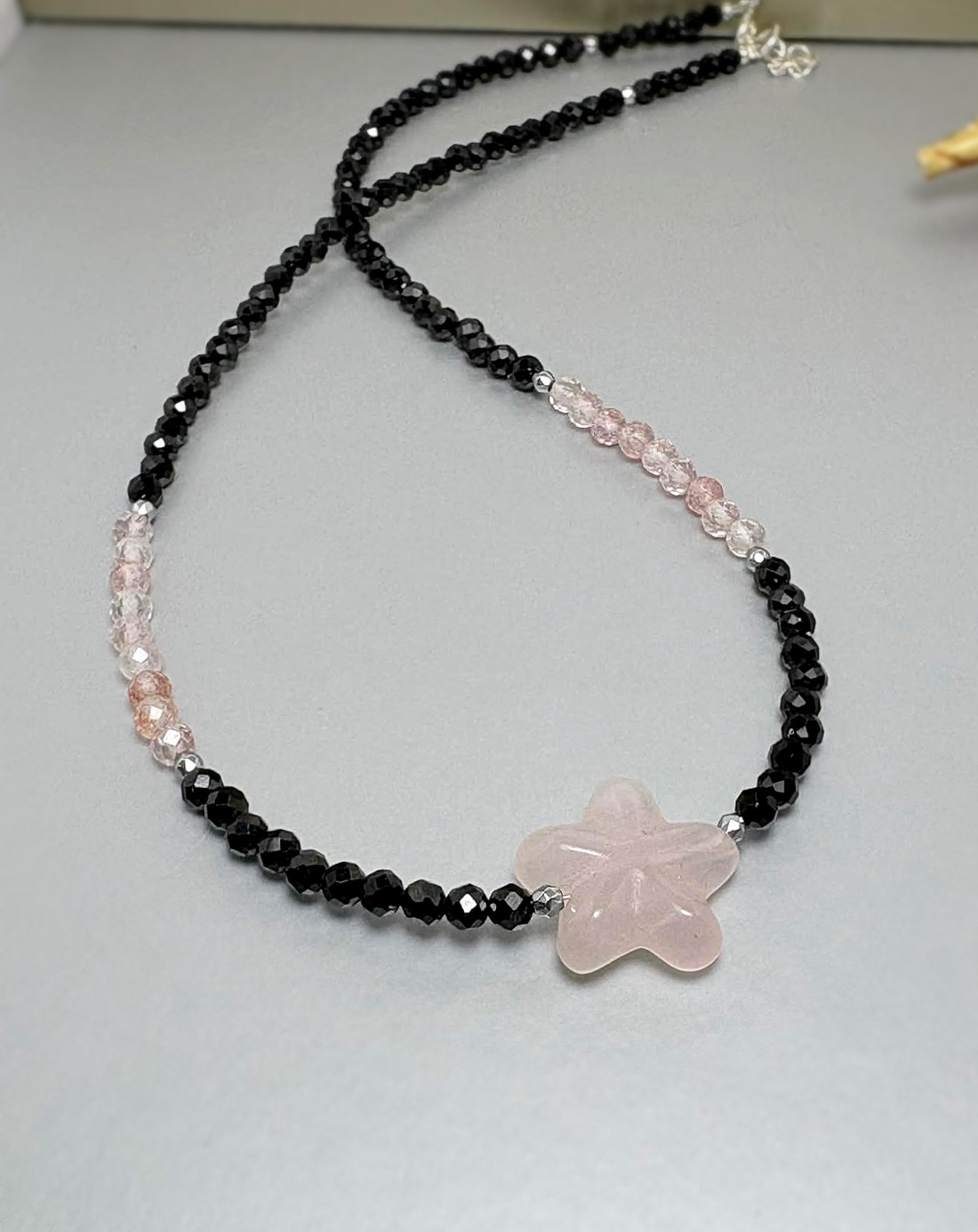 Colier cuart strawberry si turmalina neagra  - bijuterii - coliere - coliere din pietre semiprețioase - Artynos.ro