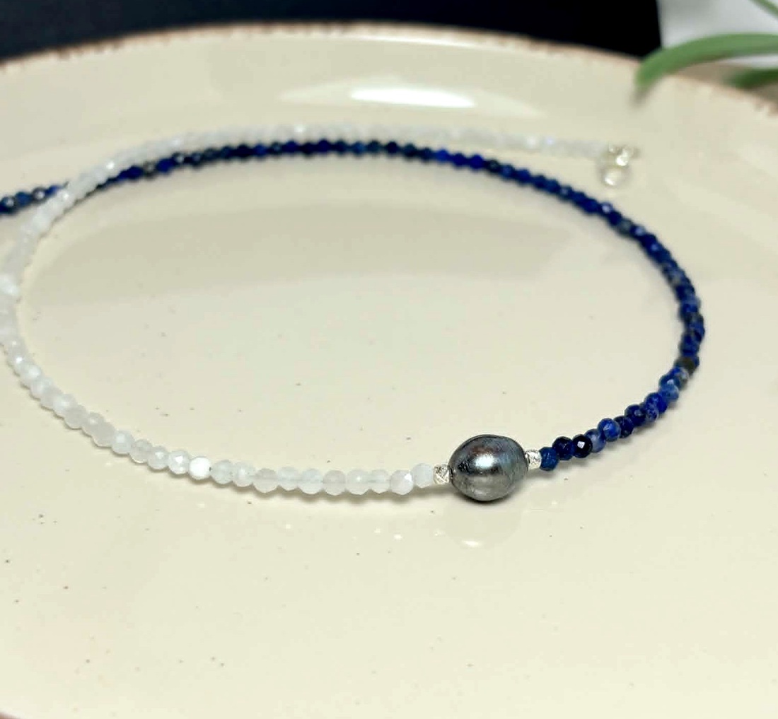 Colier lapis lazuli, piatra lunii si perlă cultură - bijuterii - coliere - coliere din pietre semiprețioase - Artynos.ro
