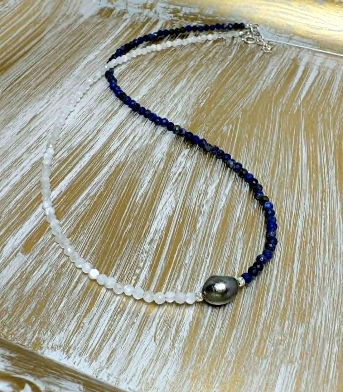 Colier lapis lazuli, piatra lunii si perlă cultură - bijuterii - coliere - coliere din pietre semiprețioase - Artynos.ro