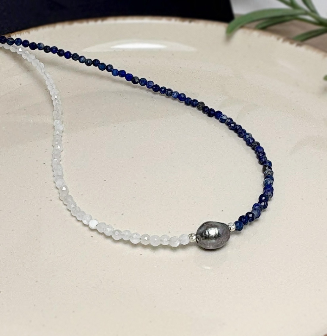 Colier lapis lazuli, piatra lunii si perlă cultură - bijuterii - coliere - coliere din pietre semiprețioase - Artynos.ro