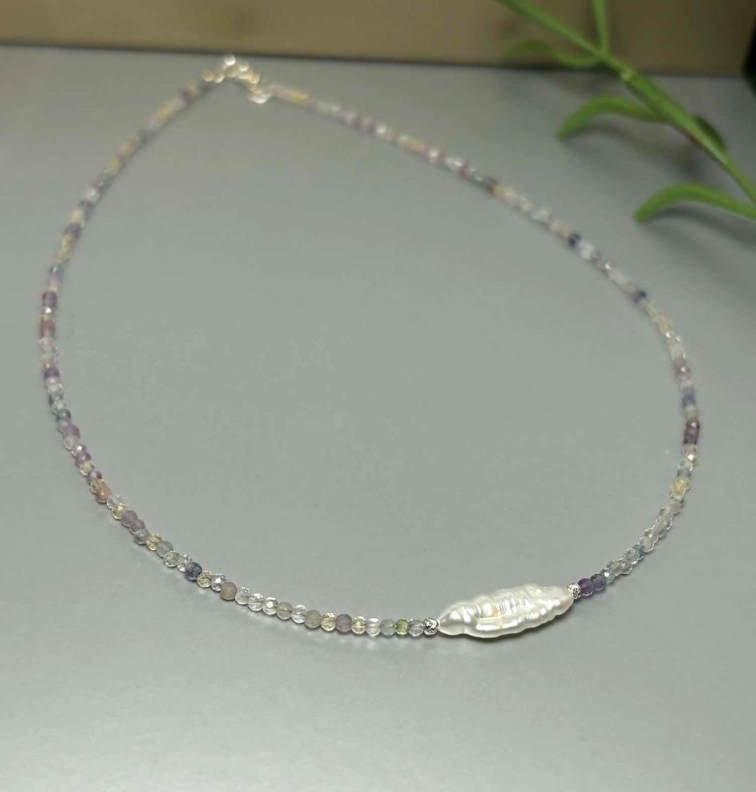 Colier minimalist dama cu fluorit natural și perla - bijuterii - coliere - coliere din pietre semiprețioase - Artynos.ro