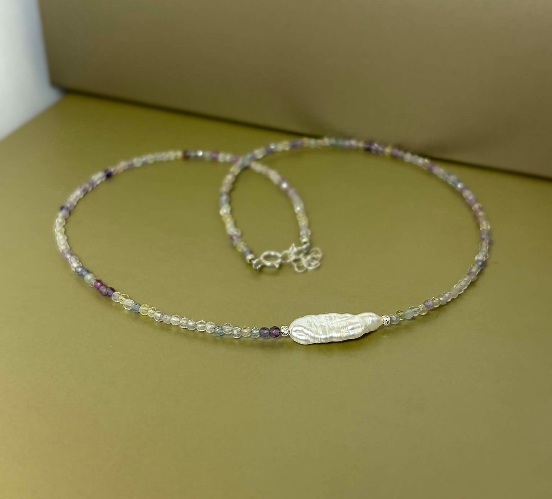 Colier minimalist dama cu fluorit natural și perla - bijuterii - coliere - coliere din pietre semiprețioase - Artynos.ro