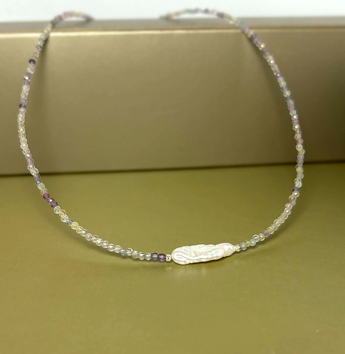 Colier minimalist dama cu fluorit natural și perla - bijuterii - coliere - coliere din pietre semiprețioase - Artynos.ro