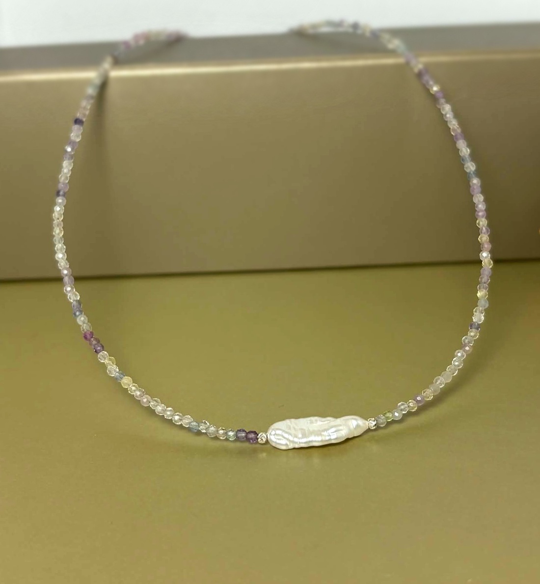 Colier minimalist dama cu fluorit natural și perla - bijuterii - coliere - coliere din pietre semiprețioase - Artynos.ro
