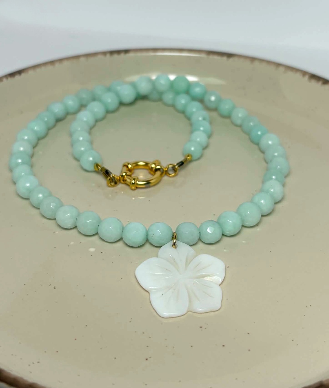 Colier jad fatetat accesorizat cu floare din sidef. - bijuterii - coliere - coliere din pietre semiprețioase - Artynos.ro