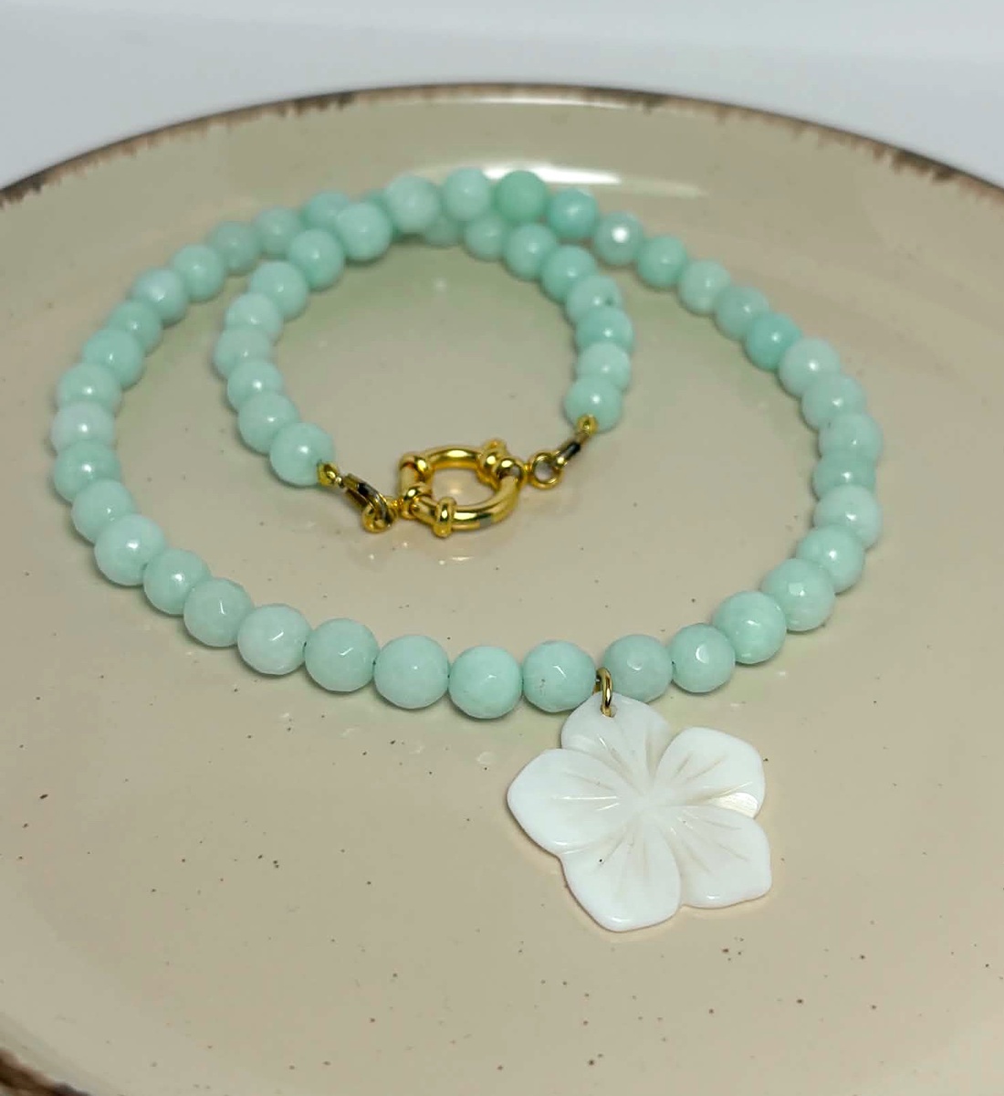 Colier jad fatetat accesorizat cu floare din sidef. - bijuterii - coliere - coliere din pietre semiprețioase - Artynos.ro