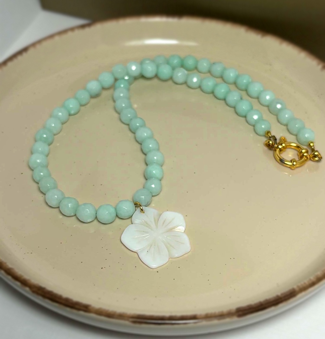 Colier jad fatetat accesorizat cu floare din sidef. - bijuterii - coliere - coliere din pietre semiprețioase - Artynos.ro