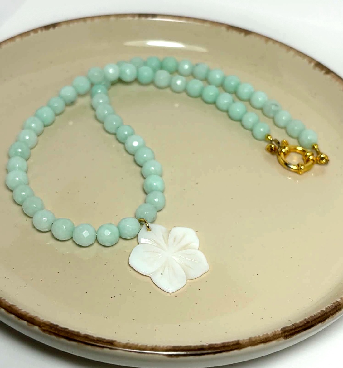 Colier jad fatetat accesorizat cu floare din sidef. - bijuterii - coliere - coliere din pietre semiprețioase - Artynos.ro