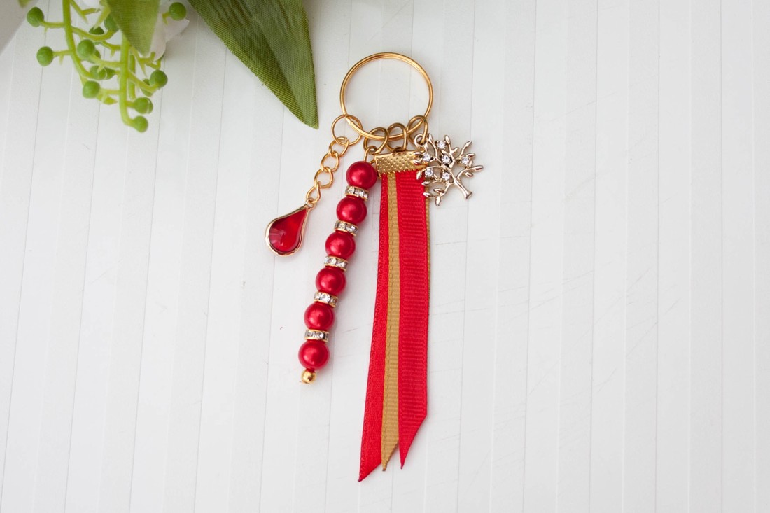 Breloc, ornament pentru geantă - Floare de soc și perle - Roșu/dorat - geantă și husă - accesorii genți - breloc - Artynos.ro