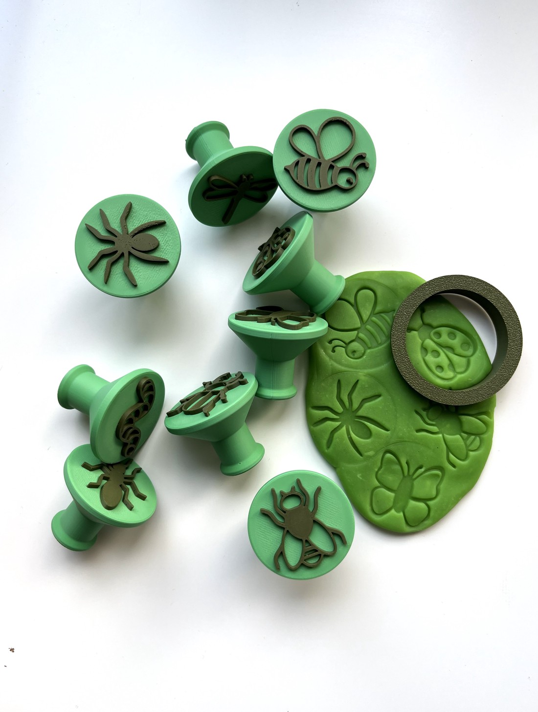 Set de ștampile și forme pentru fursecuri Gândaci și insecte de Gyurma � Fluture, Albinuță, Gărgăriță, Păianjen etc. -  - Artynos.ro