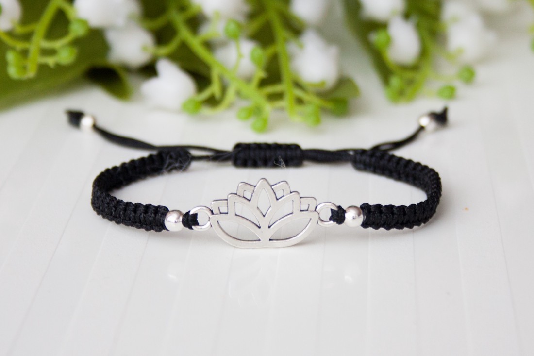 Brățară macramé împletită - Floare de lotus negru -  - Artynos.ro