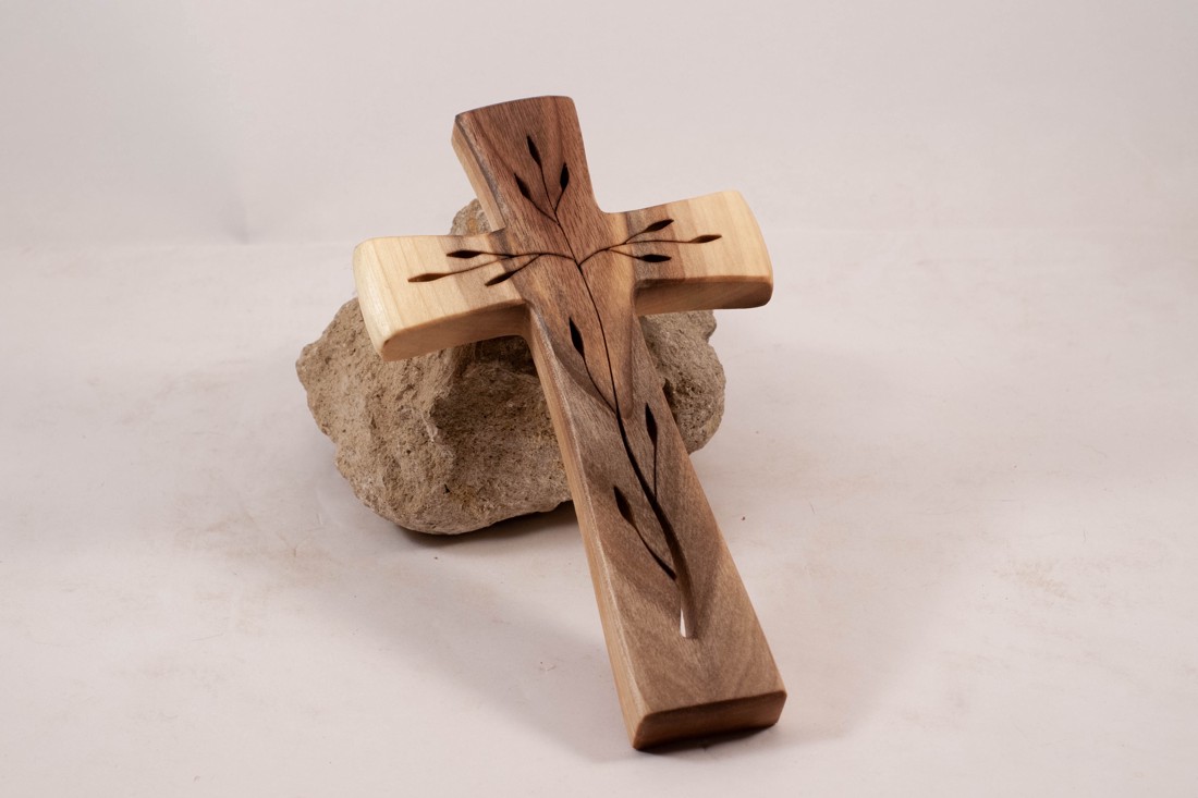 Cruce din lemn modelată, cruce de perete - - Artynos.ro Cruce din lemn modelată, cruce de perete - - Artynos.ro