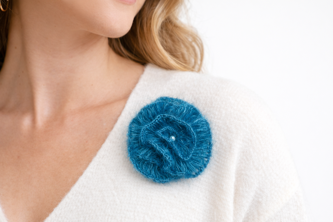 Mărțișor broșă Trandafir albastru Silk croșetat manual din fir de mohair cu mătase - bijuterii - mărțișor - Artynos.ro