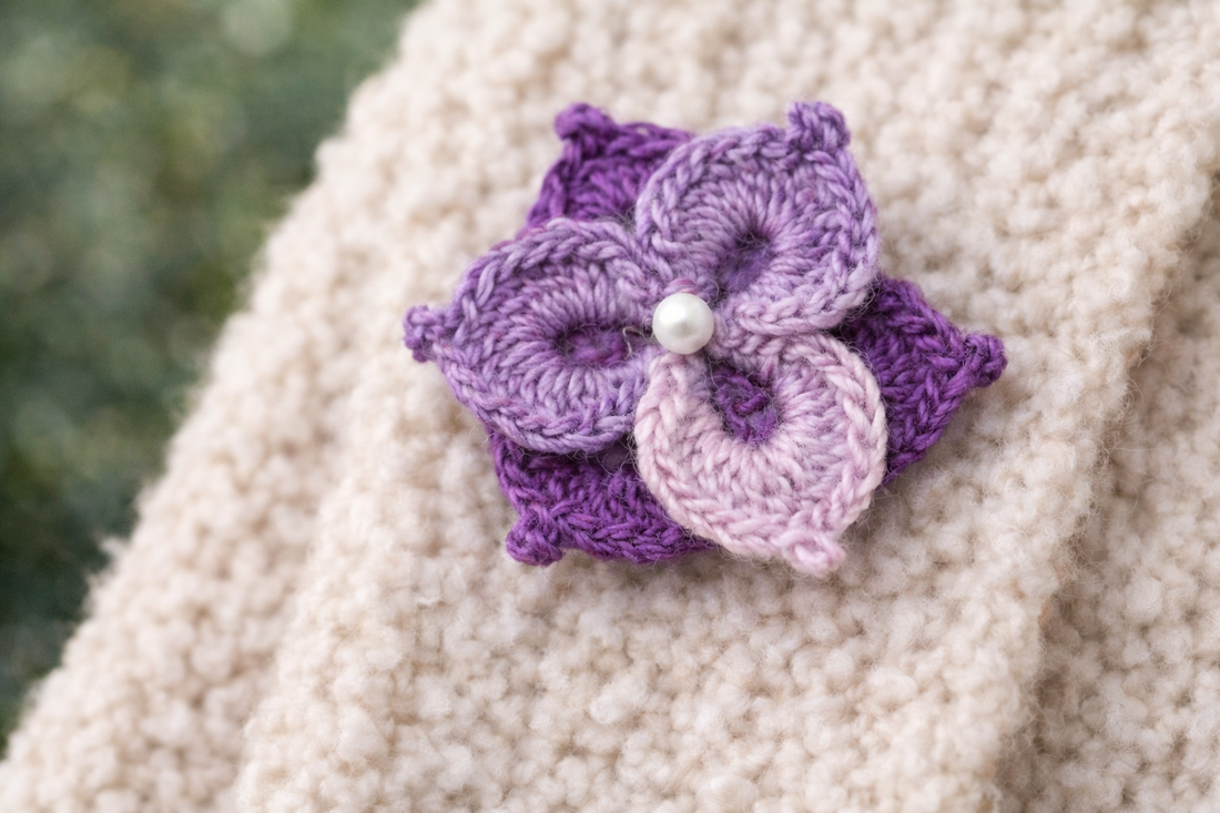 Mărțișor broșă floare croșetat manual Crocus - bijuterii - mărțișor - Artynos.ro