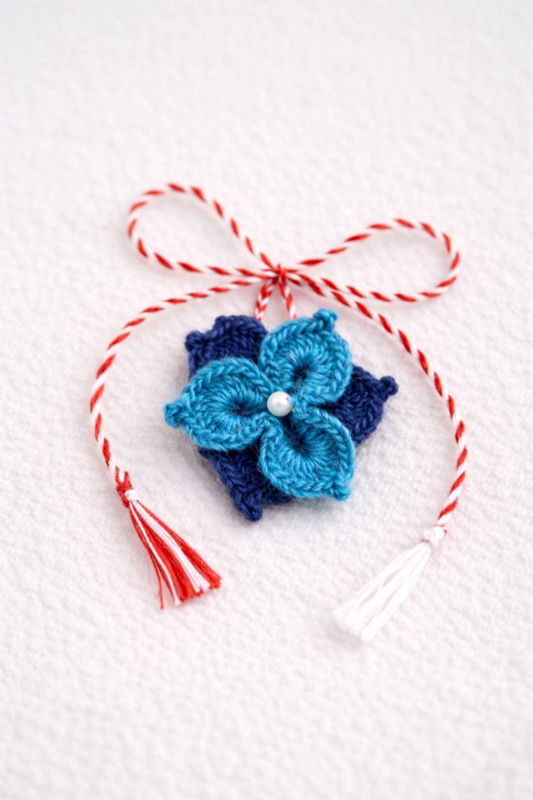 Mărțișor broșă floare croșetat manual Crocus - bijuterii - mărțișor - Artynos.ro