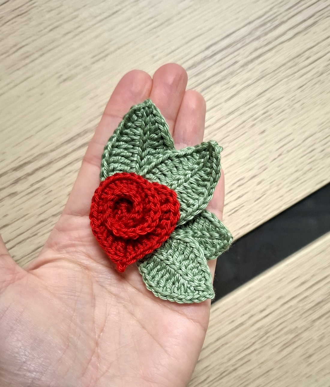 Broșă-Mărțișor croșetată manual Roseheart - bijuterii - mărțișor - Artynos.ro