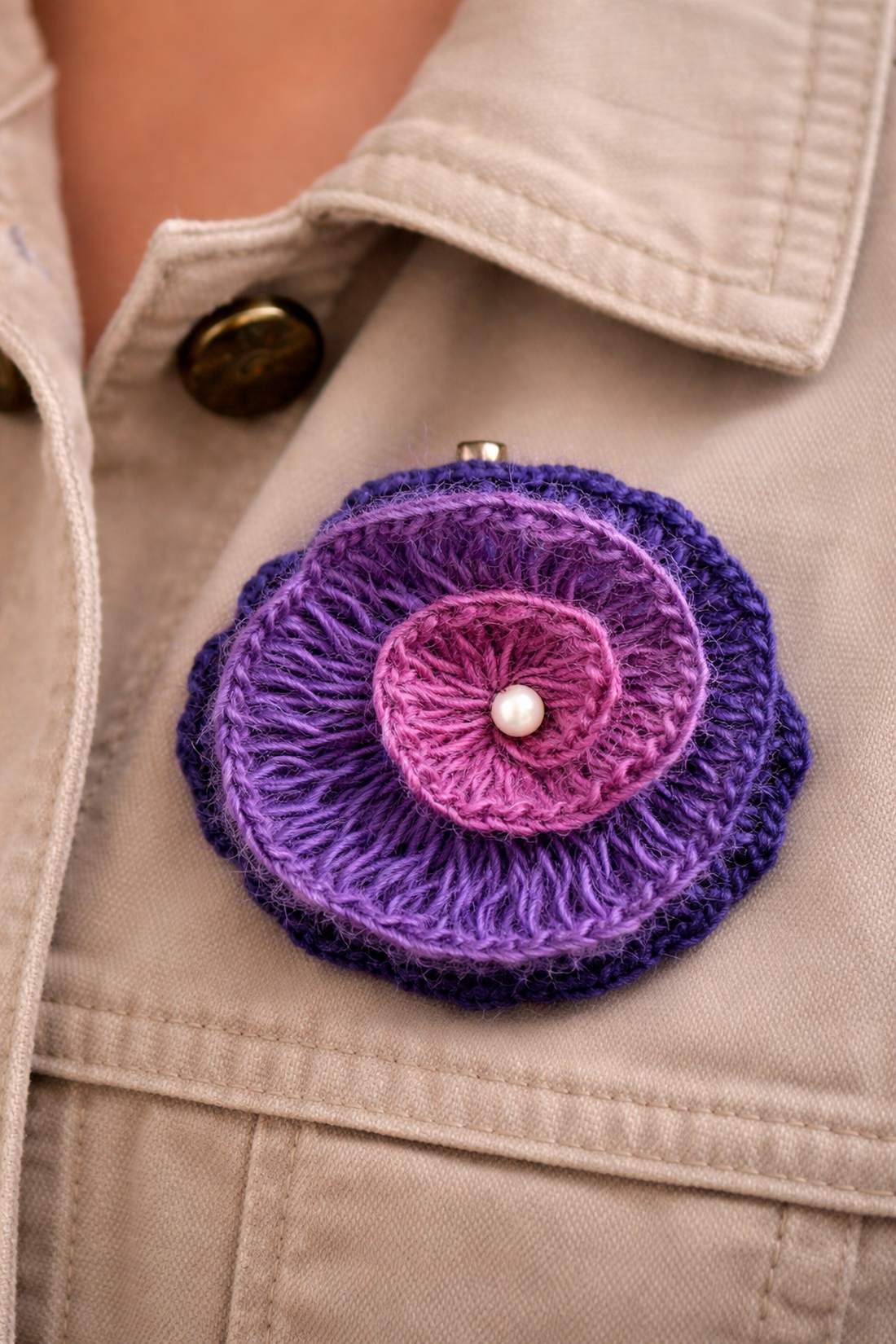 Broșă-Mărțișor croșetată manual Rose - bijuterii - broșe - Artynos.ro