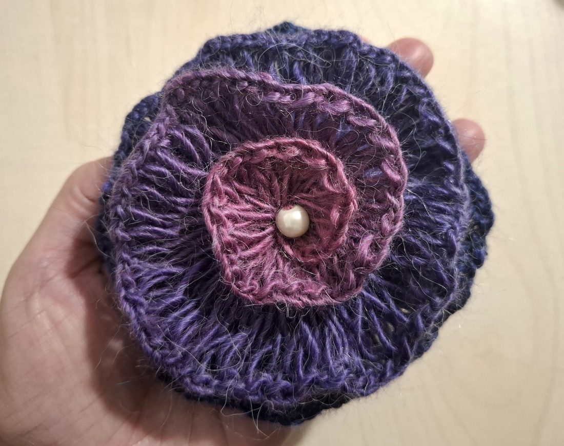 Broșă-Mărțișor croșetată manual Rose - bijuterii - broșe - Artynos.ro