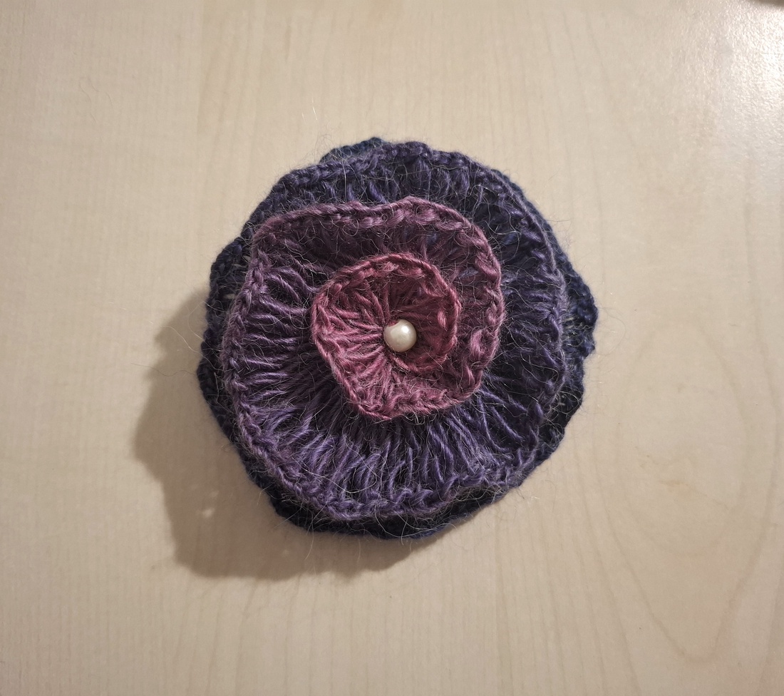 Broșă-Mărțișor croșetată manual Rose - bijuterii - broșe - Artynos.ro