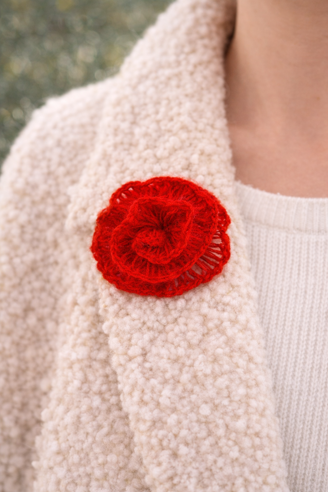 Broșă-Mărțișor croșetată manual Trandafir - bijuterii - broșe - Artynos.ro