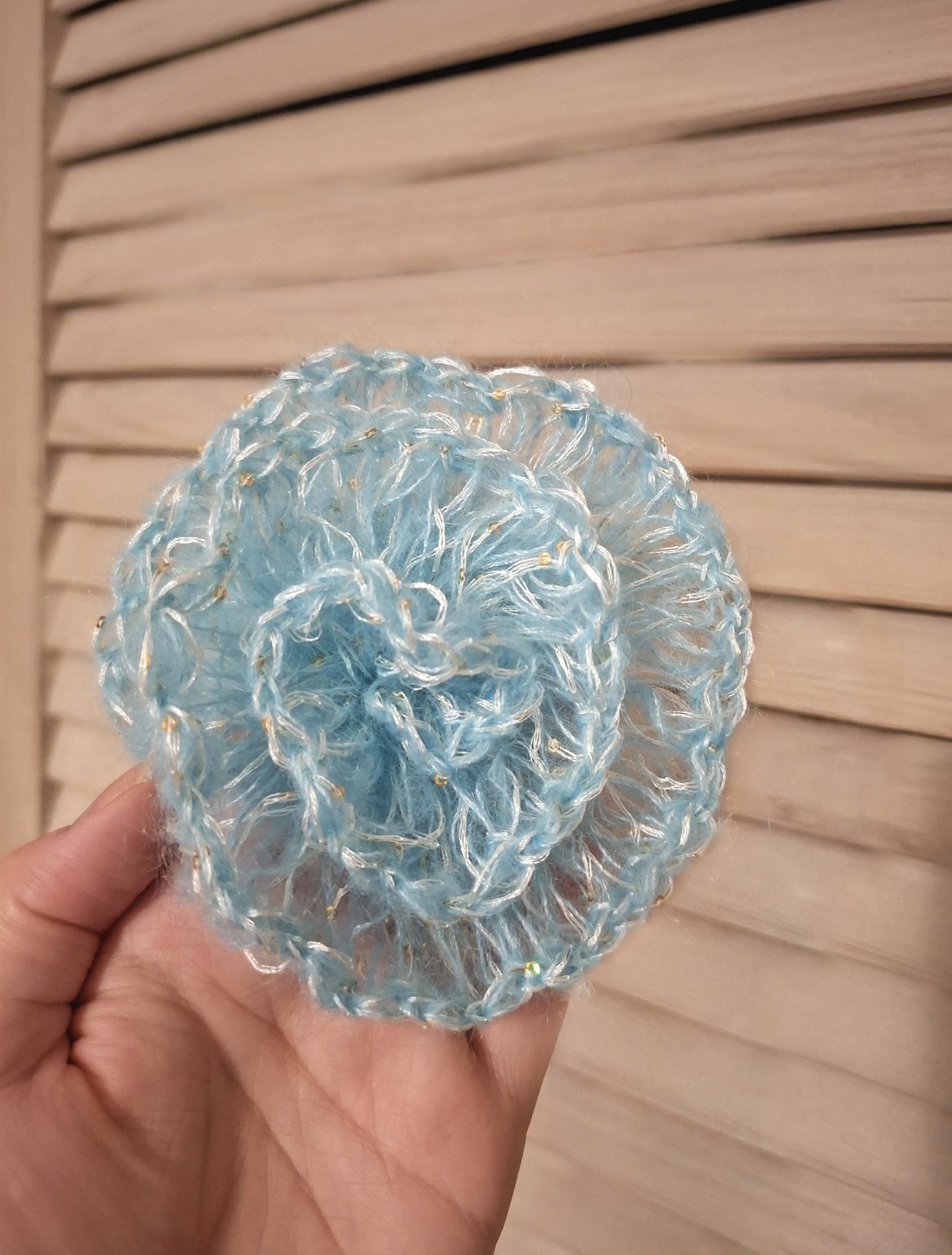 Broșă-Mărțișor croșetată manual Trandafir - bijuterii - broșe - Artynos.ro