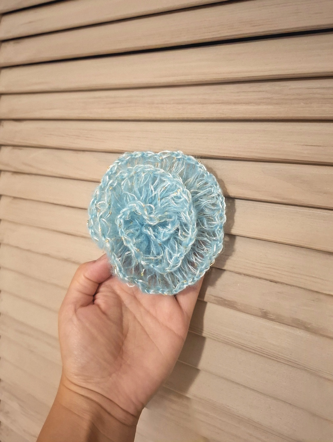 Broșă-Mărțișor croșetată manual Trandafir - bijuterii - broșe - Artynos.ro