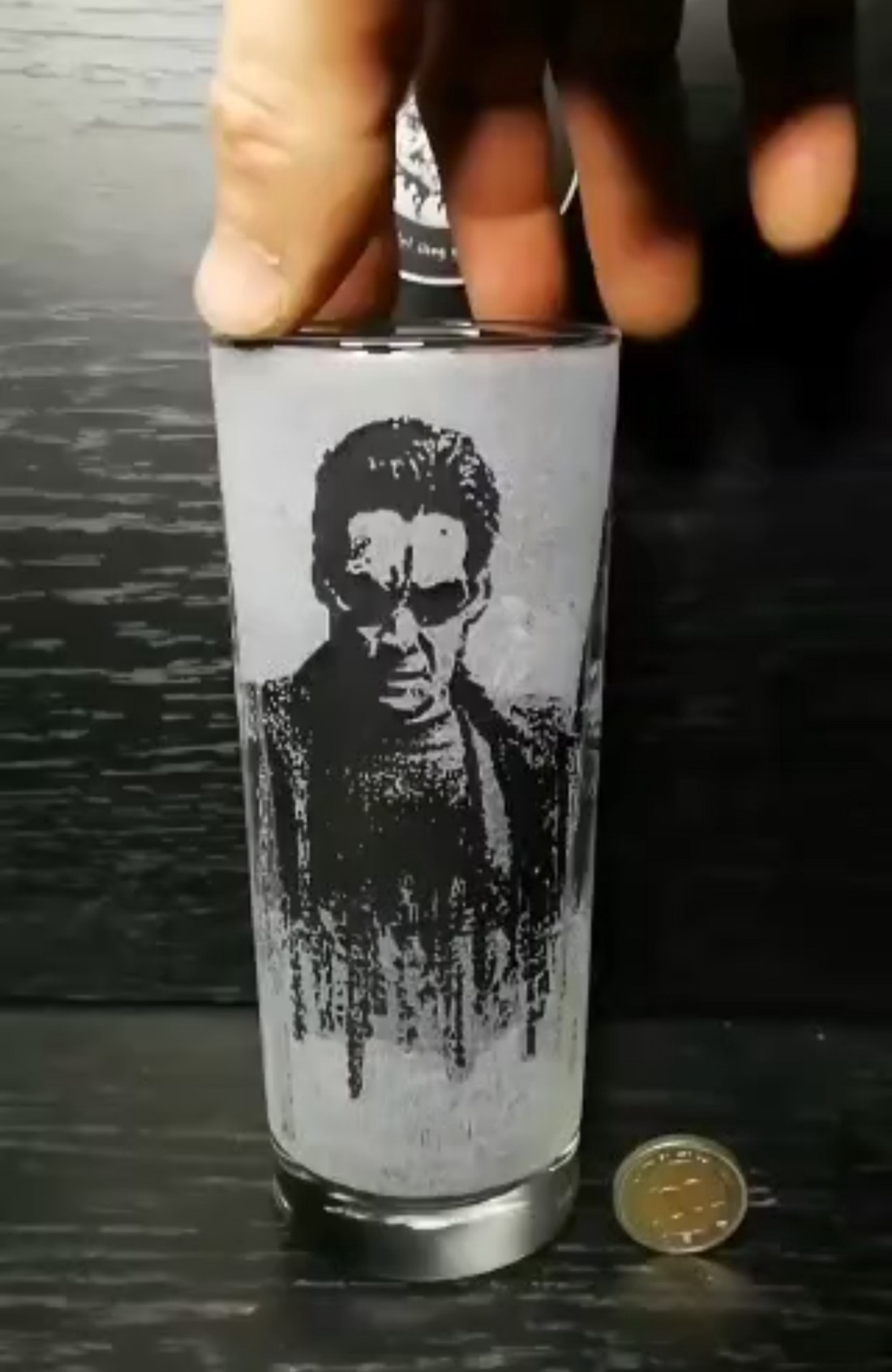 Pahar de sticlă cu modelul Neo din filmul Matrix  -  - Artynos.ro