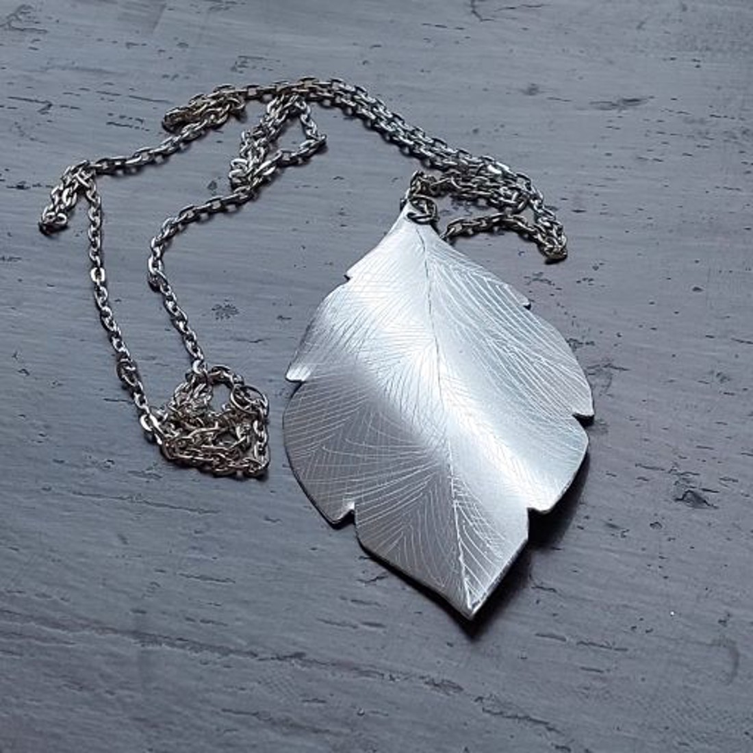 Colier LEVEL cu design minimalist din aluminiu lucios și ușor -  - Artynos.ro Colier LEVEL cu design minimalist din aluminiu lucios și ușor -  - Artynos.ro