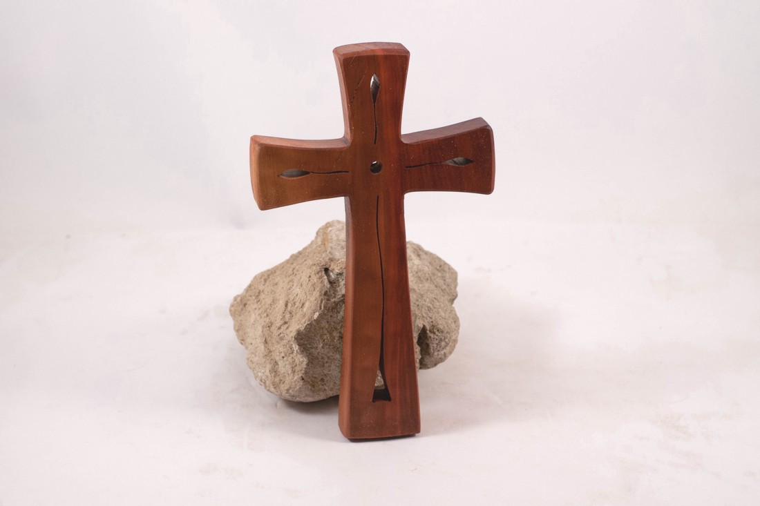 Cruce din lemn modelată, cruce de perete - - Artynos.ro Cruce din lemn modelată, cruce de perete - - Artynos.ro
