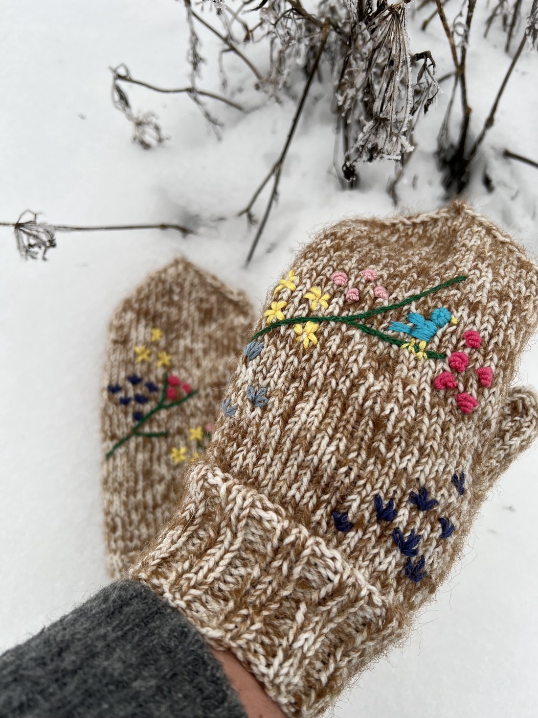 Mănuși unice, brodate manual, din lână și mohair � Grădina de flori de iarnă - îmbrăcăminte și modă - eșarfe, pălării, fularuri - mănușă - Artynos.ro