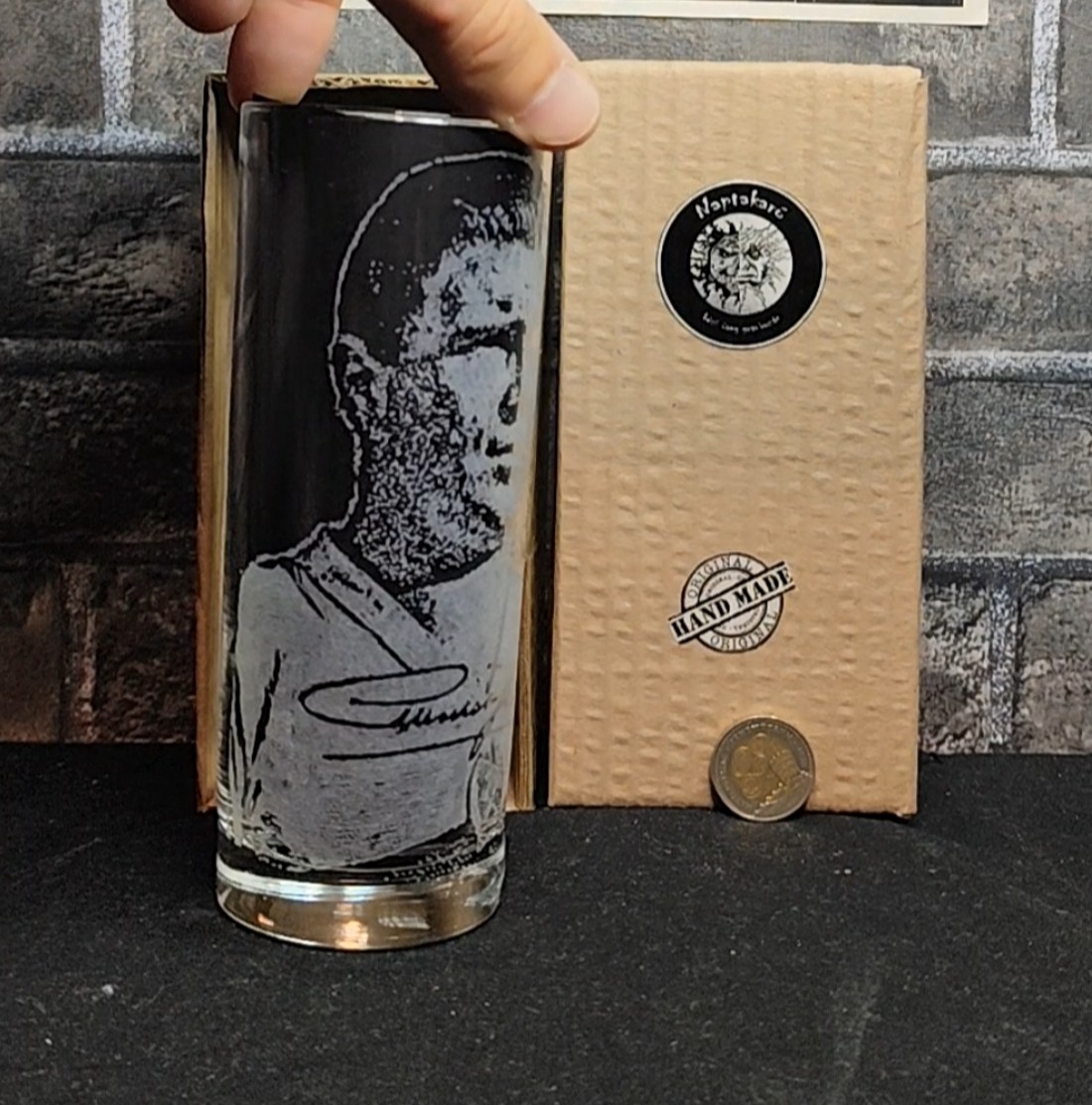 Portretul lui Puskás � Pahar de sticlă gravat manual  -  - Artynos.ro