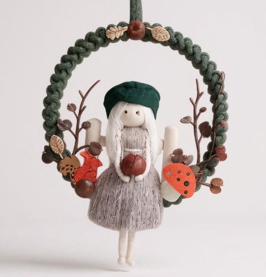 Decorațiune de perete din macramé pentru toamnă � păpușă din macramé cu pălărie verde, gard din lemn și decorațiune portocalie - casă & stil de viață - decorațiuni de casă - decorațiuni de pereți - decor de pereți, macrame - Artynos.ro
