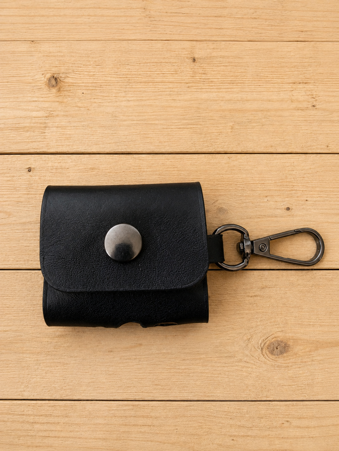 Husă handmade din piele naturală pentru AirPods 4 � neagră, cu carabină - genți și portofele - portofele, huse, suporturi - husă telefon - Artynos.ro