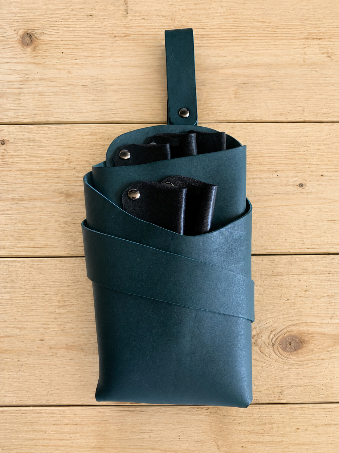 Holster barber handmade din piele naturală � suport pentru foarfeci, pieptene și ustensile - genți și portofele - portofele, huse, suporturi - husă pentru căști - Artynos.ro