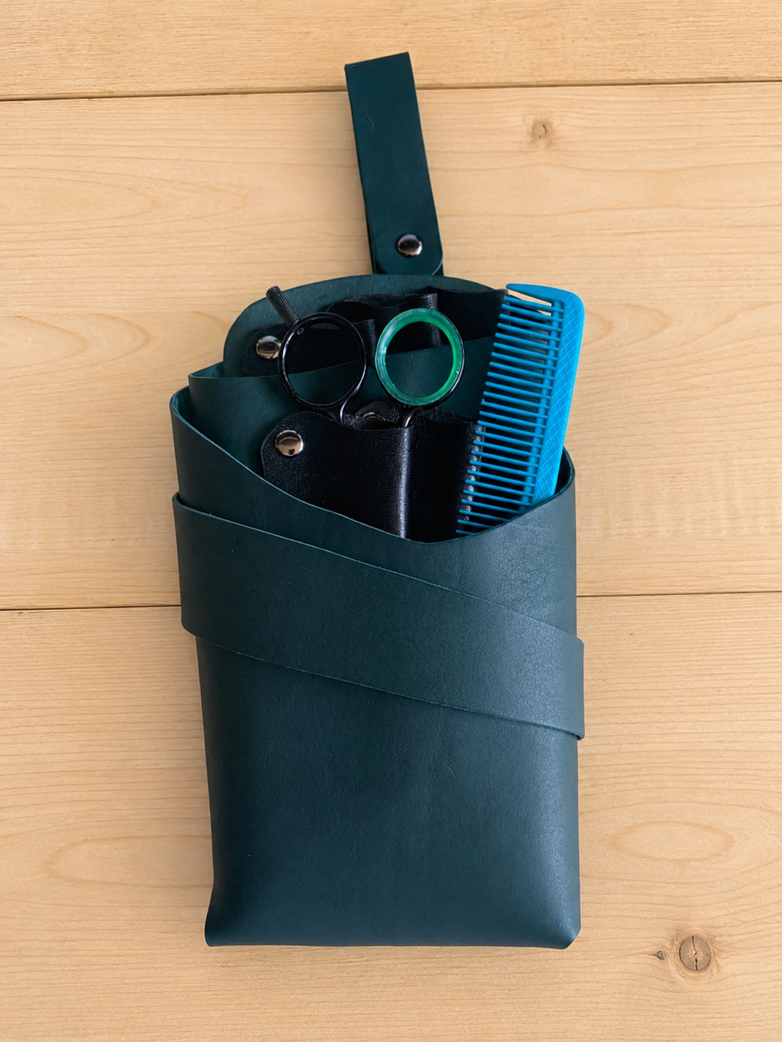 Holster barber handmade din piele naturală � suport pentru foarfeci, pieptene și ustensile - genți și portofele - portofele, huse, suporturi - husă pentru căști - Artynos.ro