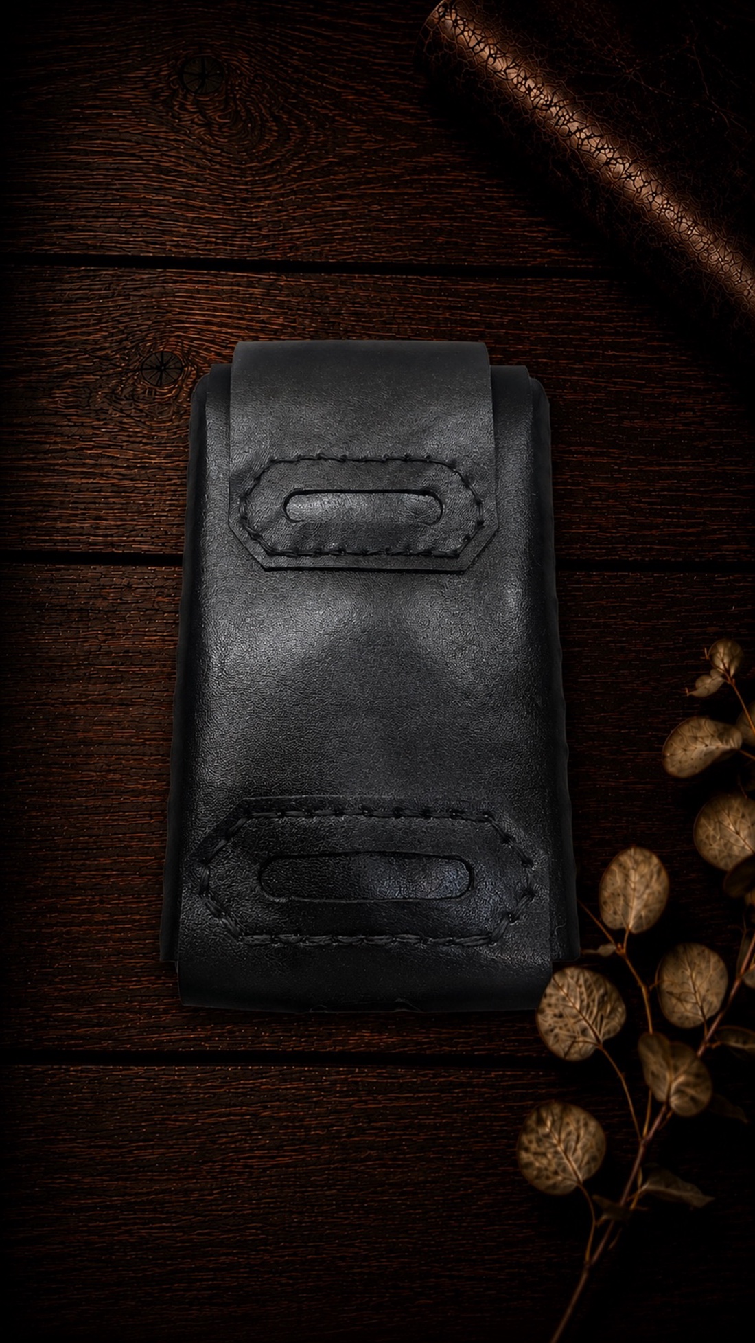 Husă handmade din piele naturală pentru iPhone 16 � neagră, cu prindere la curea - genți și portofele - portofele, huse, suporturi - husă telefon - Artynos.ro