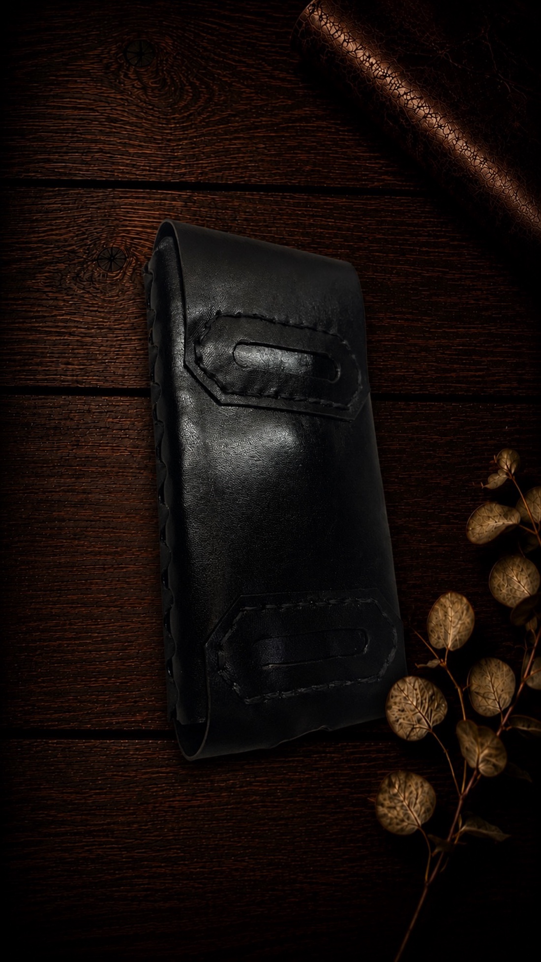 Husă handmade din piele naturală pentru iPhone 16 � neagră, cu prindere la curea - genți și portofele - portofele, huse, suporturi - husă telefon - Artynos.ro