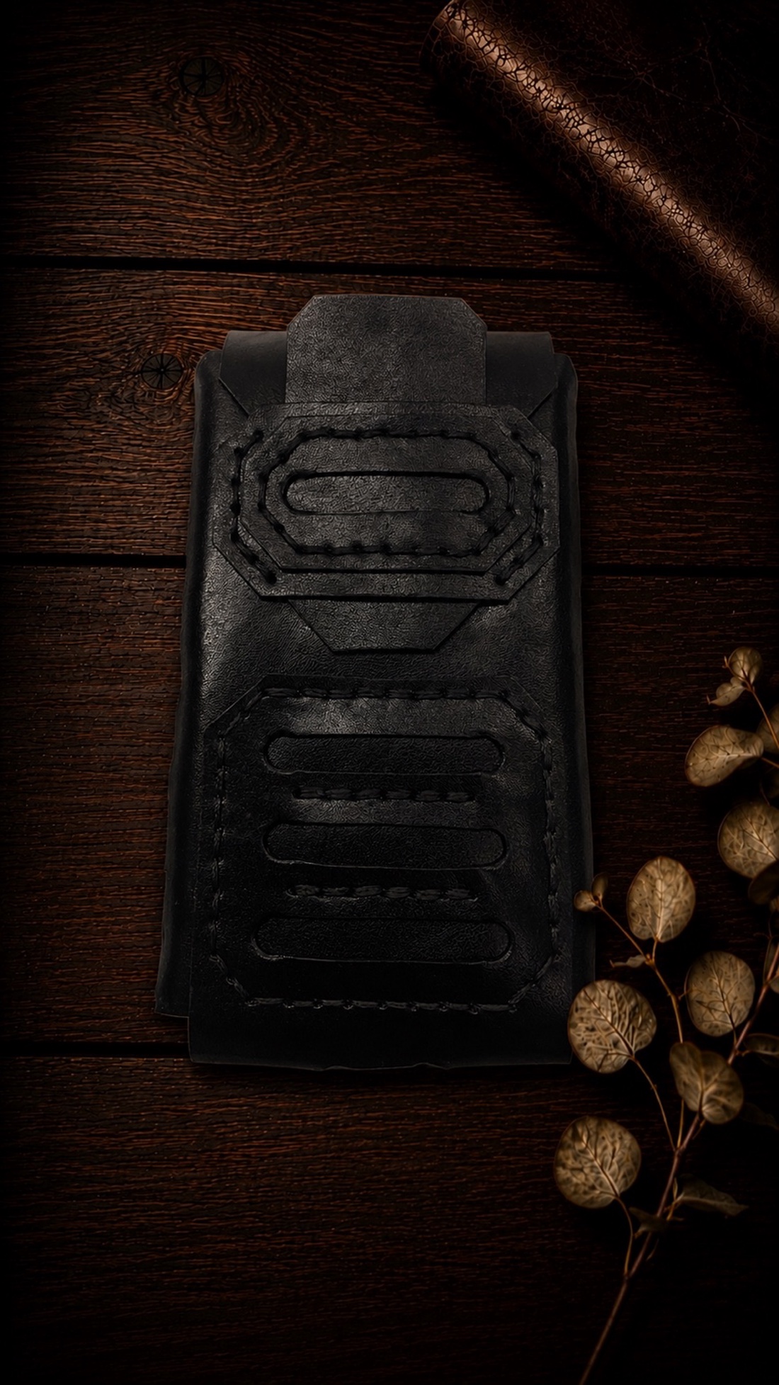 Husă handmade din piele naturală pentru iPhone 16 � neagră, cu prindere la curea - genți și portofele - portofele, huse, suporturi - husă telefon - Artynos.ro