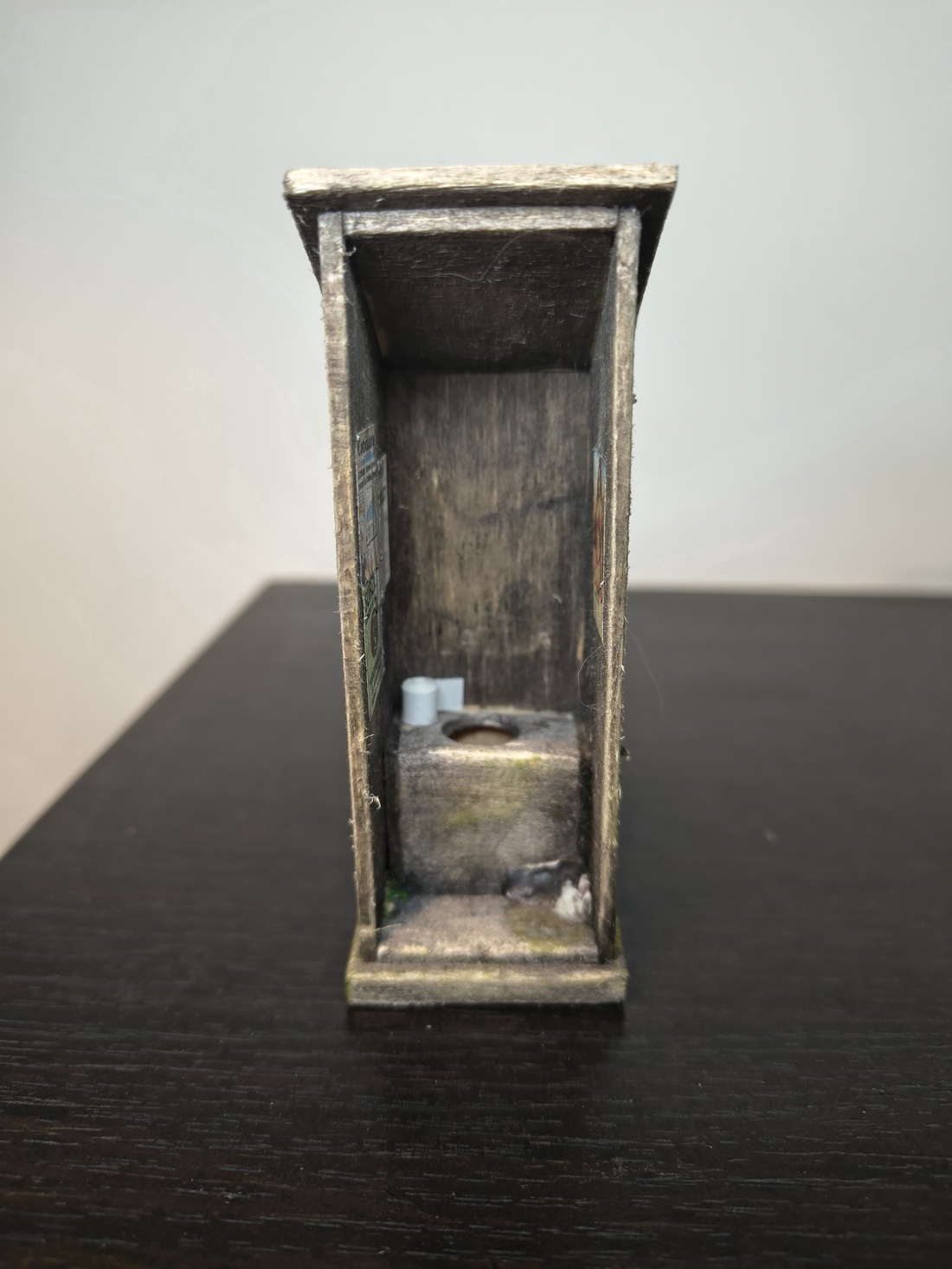 Machetă rustică în miniatură - WC de Curte - casă & stil de viață - decorațiuni de casă - decorațiuni de masă și rafturi - decorațiuni de masă - Artynos.ro