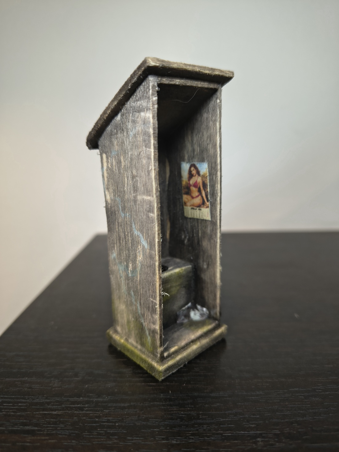 Machetă rustică în miniatură - WC de Curte - casă & stil de viață - decorațiuni de casă - decorațiuni de masă și rafturi - decorațiuni de masă - Artynos.ro