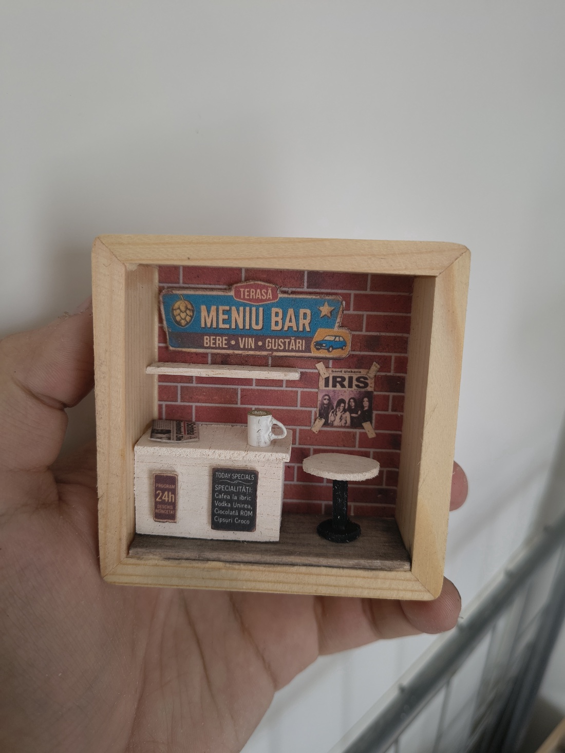 Dioramă miniatură Bar Retro Scînteia si Iris - accesorii nuntă - materiale decor pentru nuntă - decorațiuni pentru masa de nuntă  - Artynos.ro