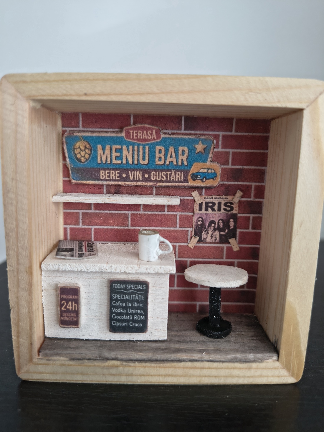 Dioramă miniatură Bar Retro Scînteia si Iris - accesorii nuntă - materiale decor pentru nuntă - decorațiuni pentru masa de nuntă  - Artynos.ro