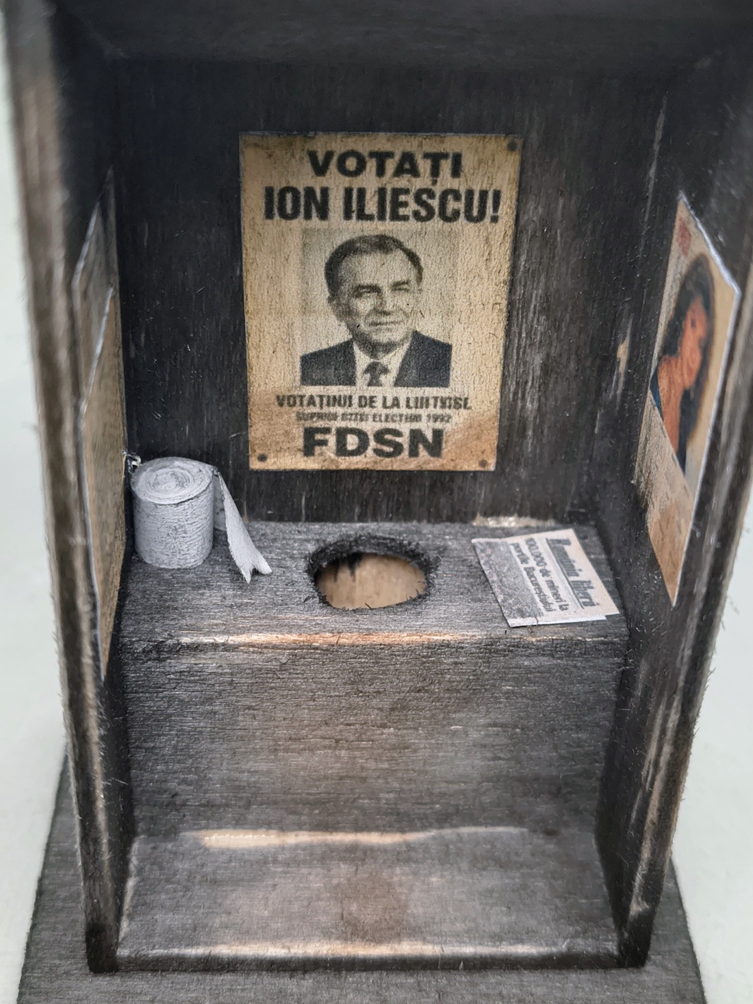 Machetă rustică în miniatură - WC de Curte - casă & stil de viață - decorațiuni de casă - decorațiuni de masă și rafturi - decorațiuni de masă - Artynos.ro