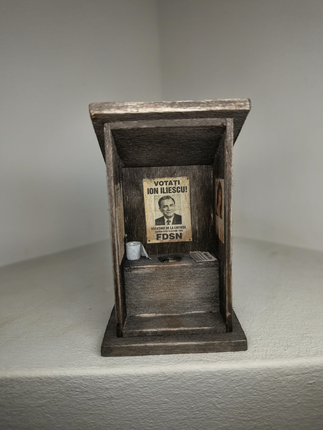 Machetă rustică în miniatură - WC de Curte - casă & stil de viață - decorațiuni de casă - decorațiuni de masă și rafturi - decorațiuni de masă - Artynos.ro
