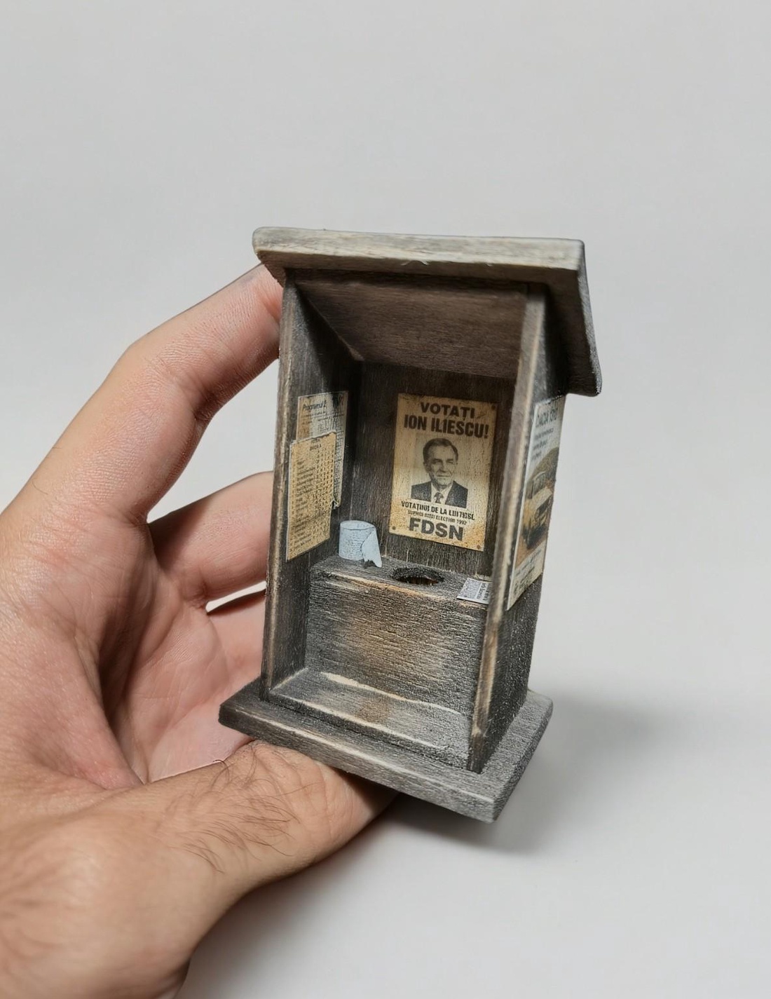 Machetă rustică în miniatură - WC de Curte - casă & stil de viață - decorațiuni de casă - decorațiuni de masă și rafturi - decorațiuni de masă - Artynos.ro