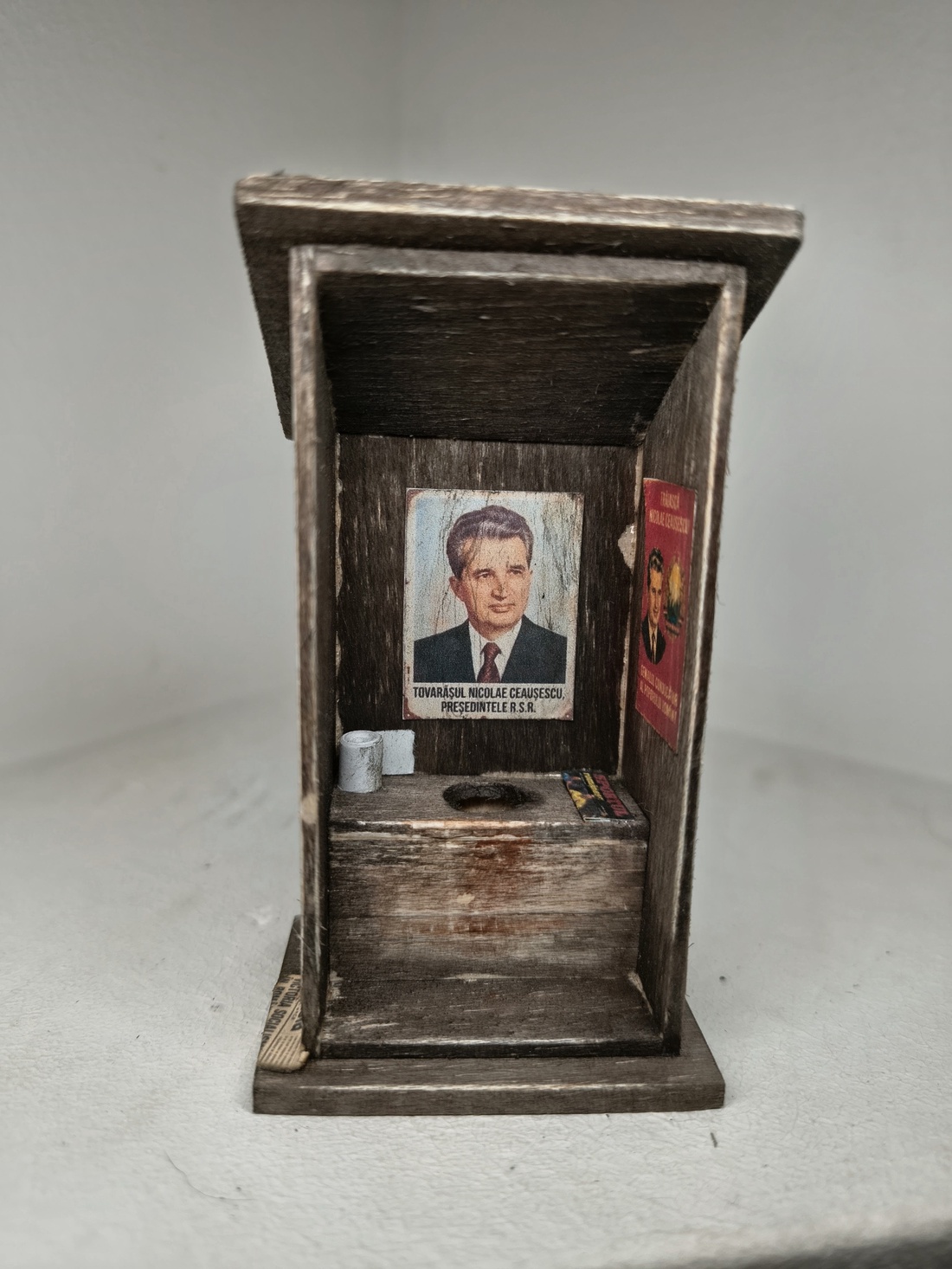 Machetă rustică în miniatură - WC de Curte - casă & stil de viață - decorațiuni de casă - decorațiuni de masă și rafturi - decorațiuni de masă - Artynos.ro