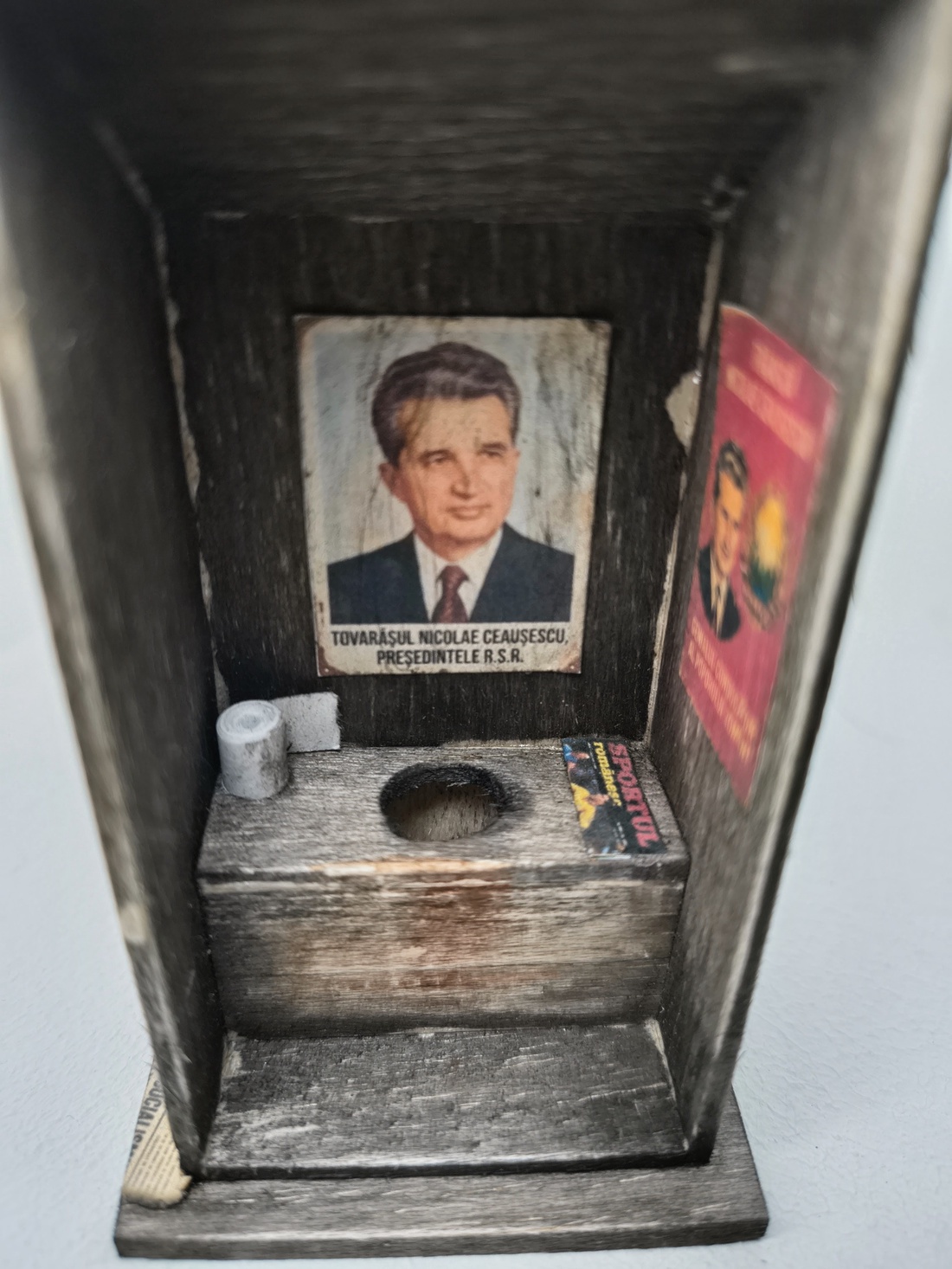 Machetă rustică în miniatură - WC de Curte - casă & stil de viață - decorațiuni de casă - decorațiuni de masă și rafturi - decorațiuni de masă - Artynos.ro